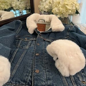 NEW.  LEVIS PREMIUM LINED DENIM JACKET WITH FUR COLLAR AND SLEEVE CUFFS. SIZE S